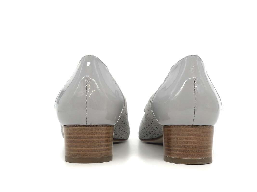 COMODAIDEA Décolleté grigio in suede traforata a laser e vernice - Image 3