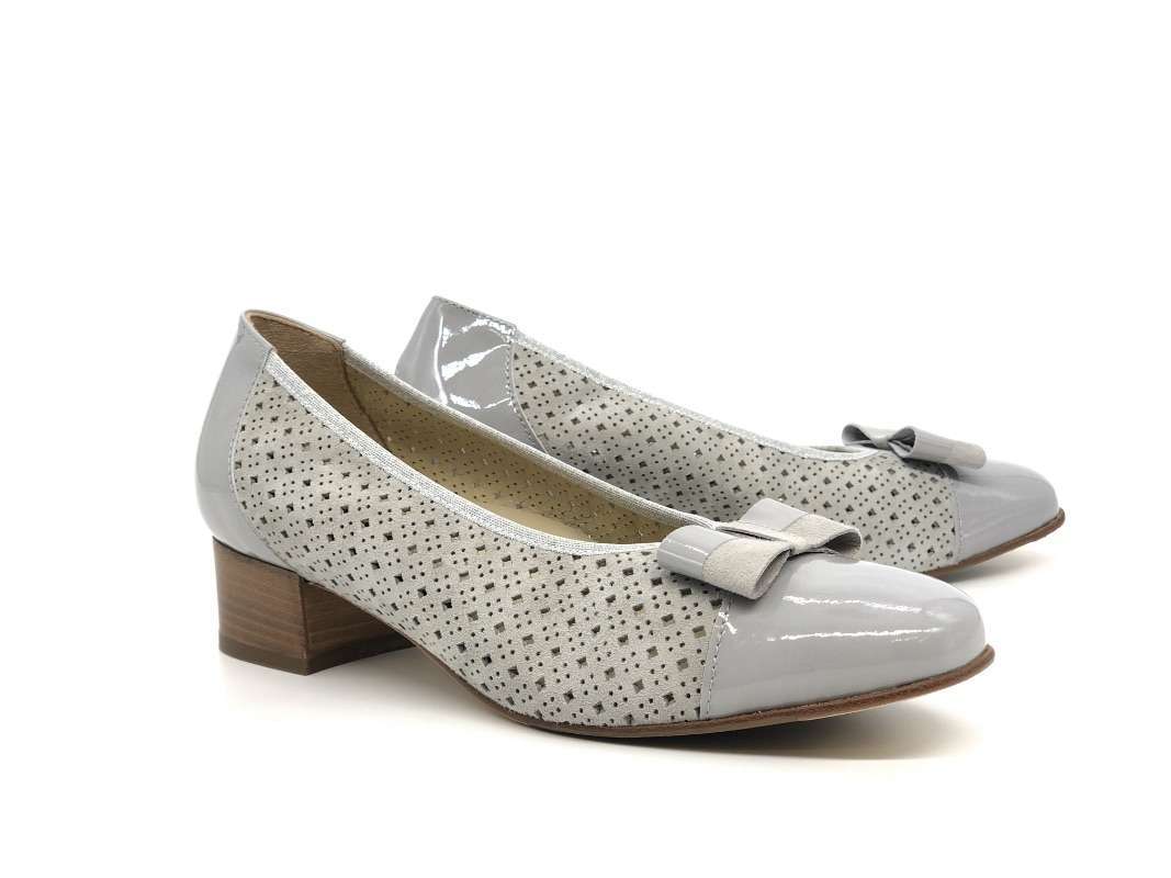 COMODAIDEA Décolleté grigio in suede traforata a laser e vernice - Image 4