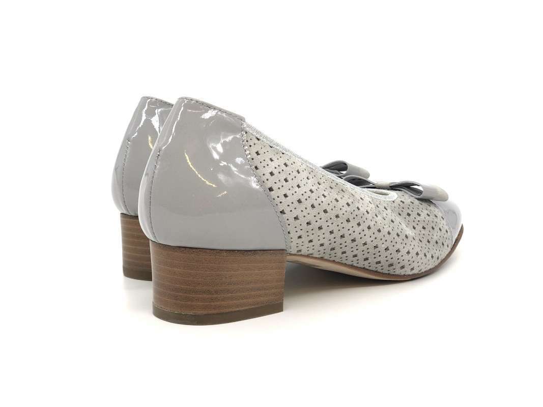 COMODAIDEA Décolleté grigio in suede traforata a laser e vernice - Image 5