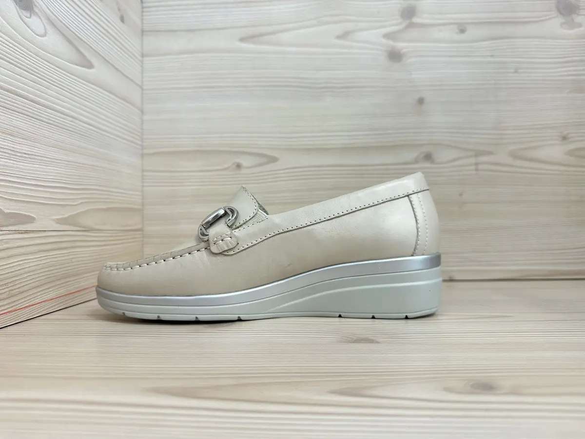 Cinzia Soft mocassino donna pelle beige zeppa leggera comfort - Image 5