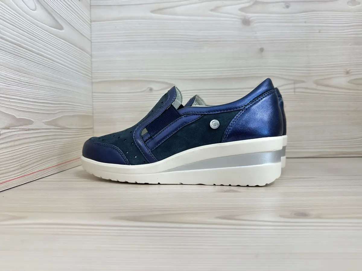 Cinzia Soft scarpa donna pelle blu traforata zeppa leggera comfort - Image 2