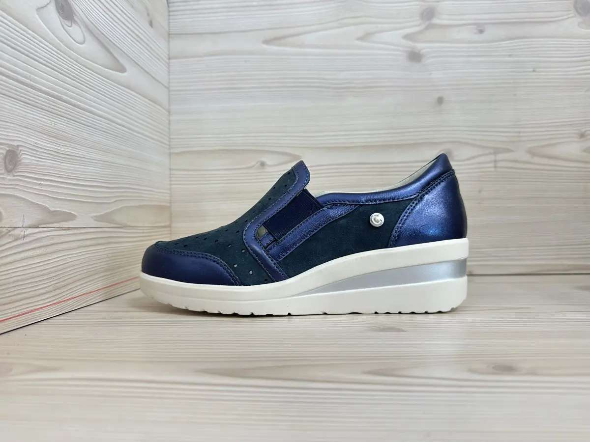 Cinzia Soft scarpa donna pelle blu traforata zeppa leggera comfort - Image 4
