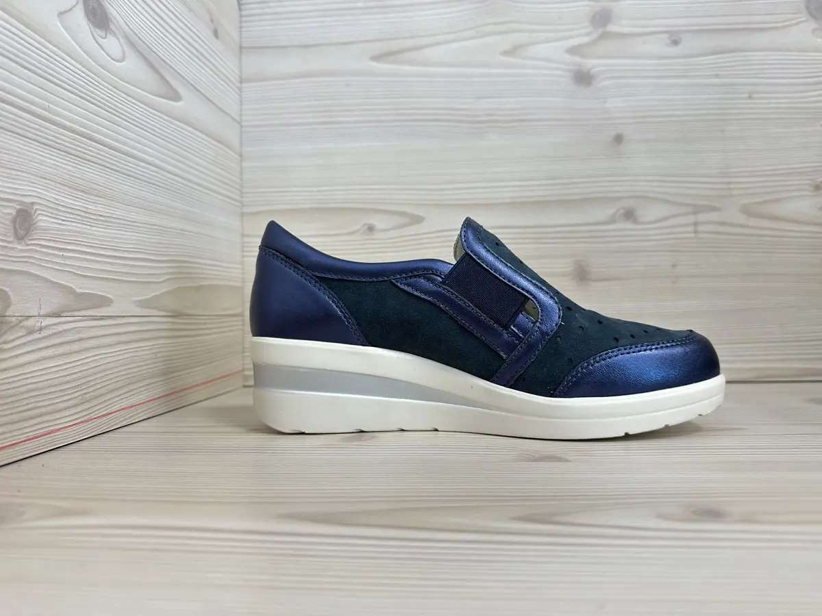 Cinzia Soft scarpa donna pelle blu traforata zeppa leggera comfort - Image 5