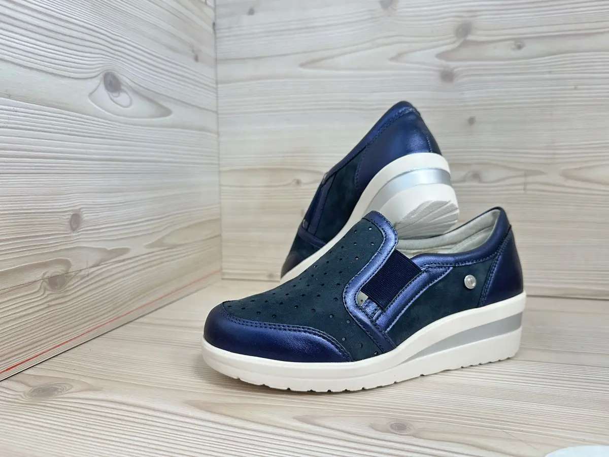 Cinzia Soft scarpa donna pelle blu traforata zeppa leggera comfort - Image 3